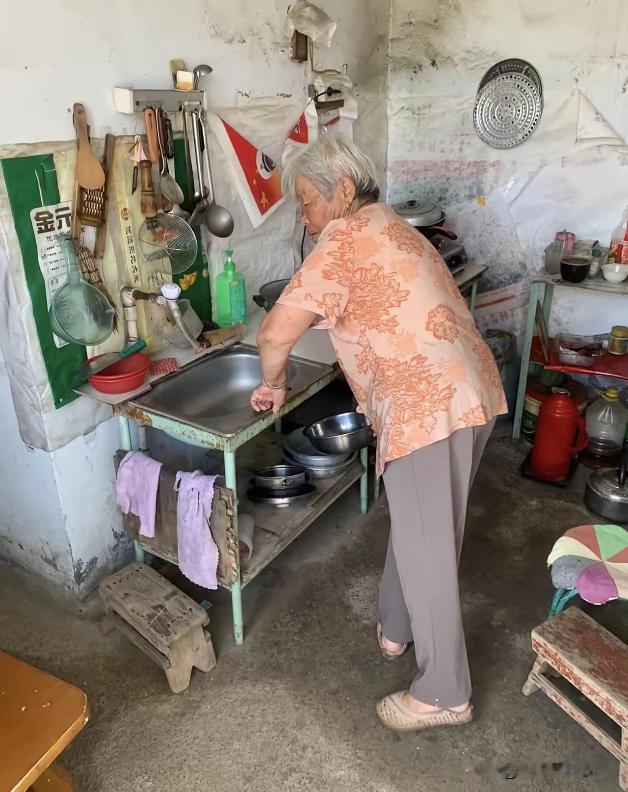 我越来越嫌弃我妈了。她今年70岁，退休金一个月6500，存折里还有几十万，可她总