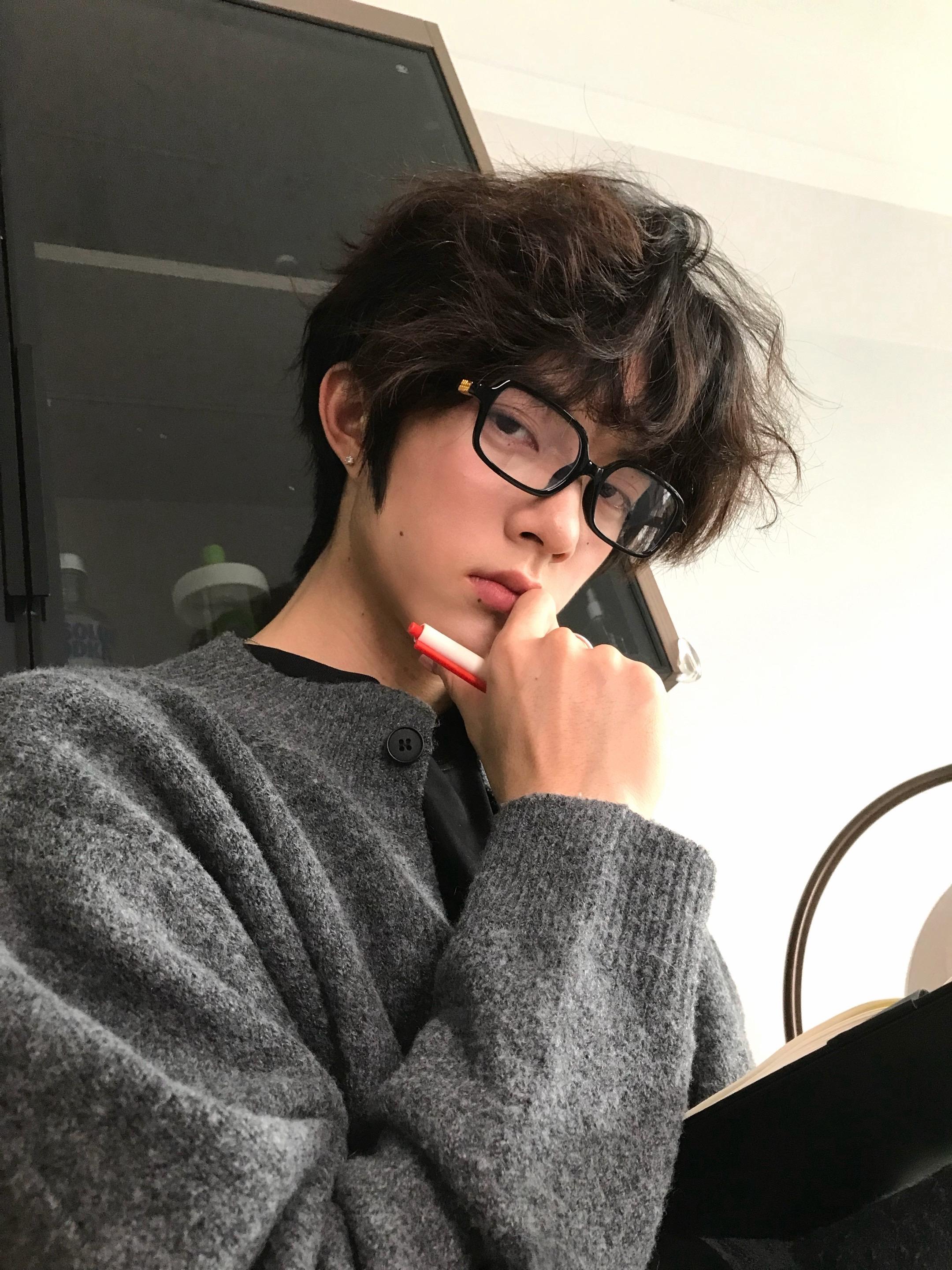 亲爱的 我不止要当你的恋人 我还要当你的创可贴 当吸收你眼泪的枕头 当...