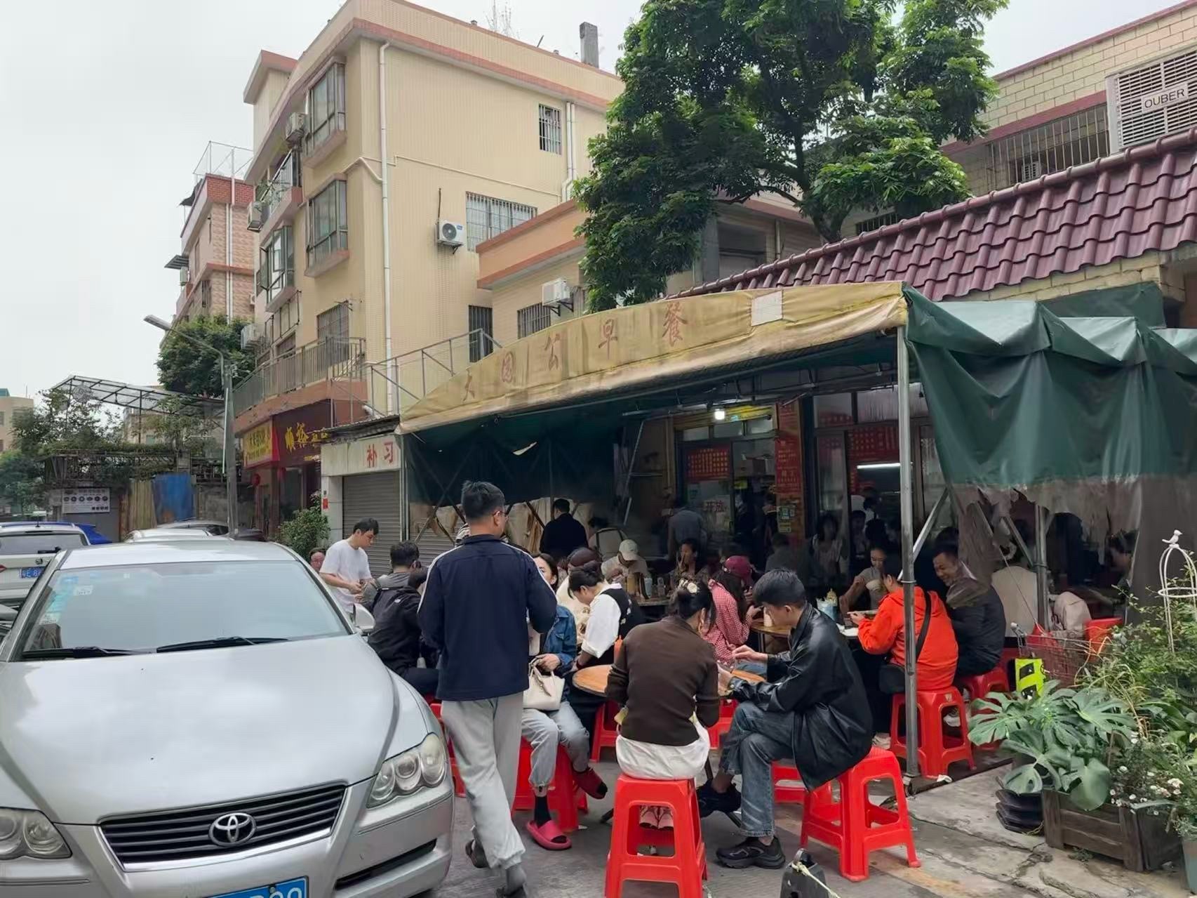 莫氏鸡煲老板儿子发声顺德突然就火了，有家早点摊儿汇集了全国各地想吃早点的人，如果