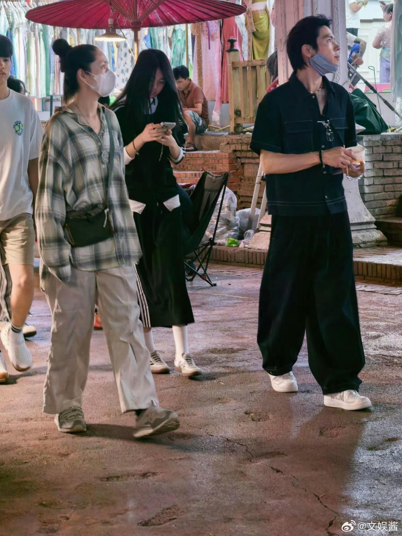 网友在西双版纳夜市偶遇向佐和郭碧婷，褪去镜头前的明星光环，二人丝毫没有架子。
不
