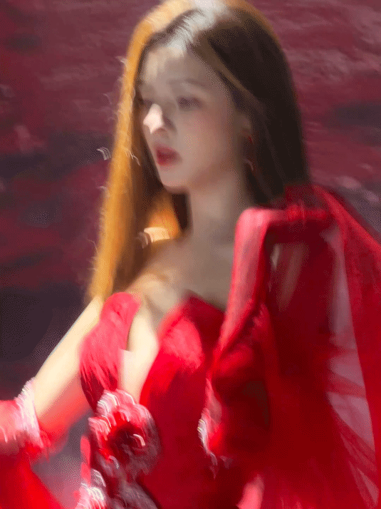 张予曦红色头纱顶级魅魔张予曦ELLE出发图造型 绝了！红 裙+ 红 色 头 纱，