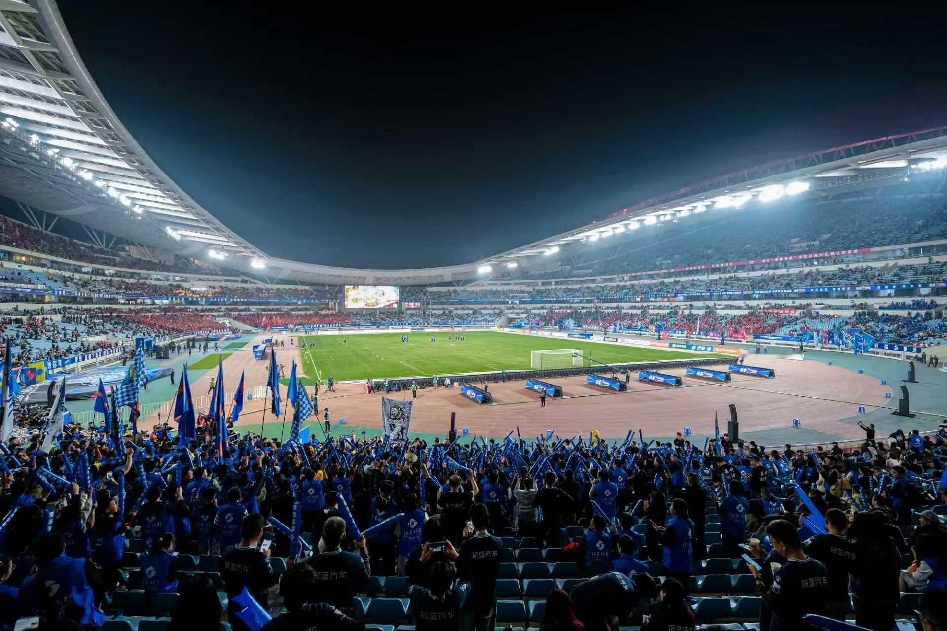 足球比赛中，我们经常会用到一个词叫做“现象”，2025年的苏超就是中国足球的“现