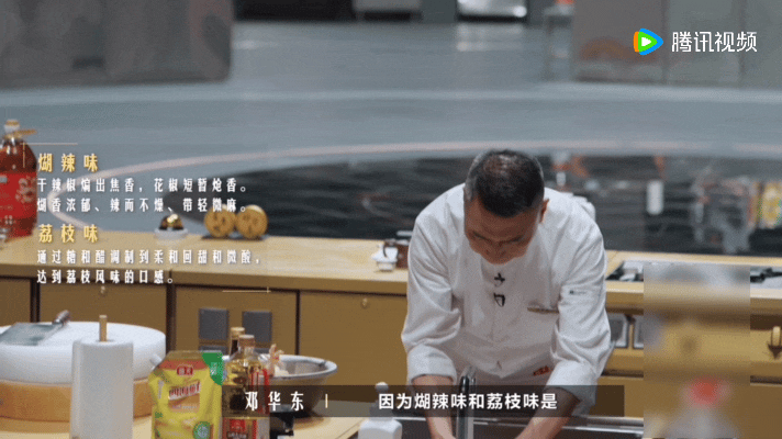 一饭封神2堪称神仙打架一饭封神宫保鸡丁赛场尽显川菜传承实力，黄慧明配合邓华东复刻