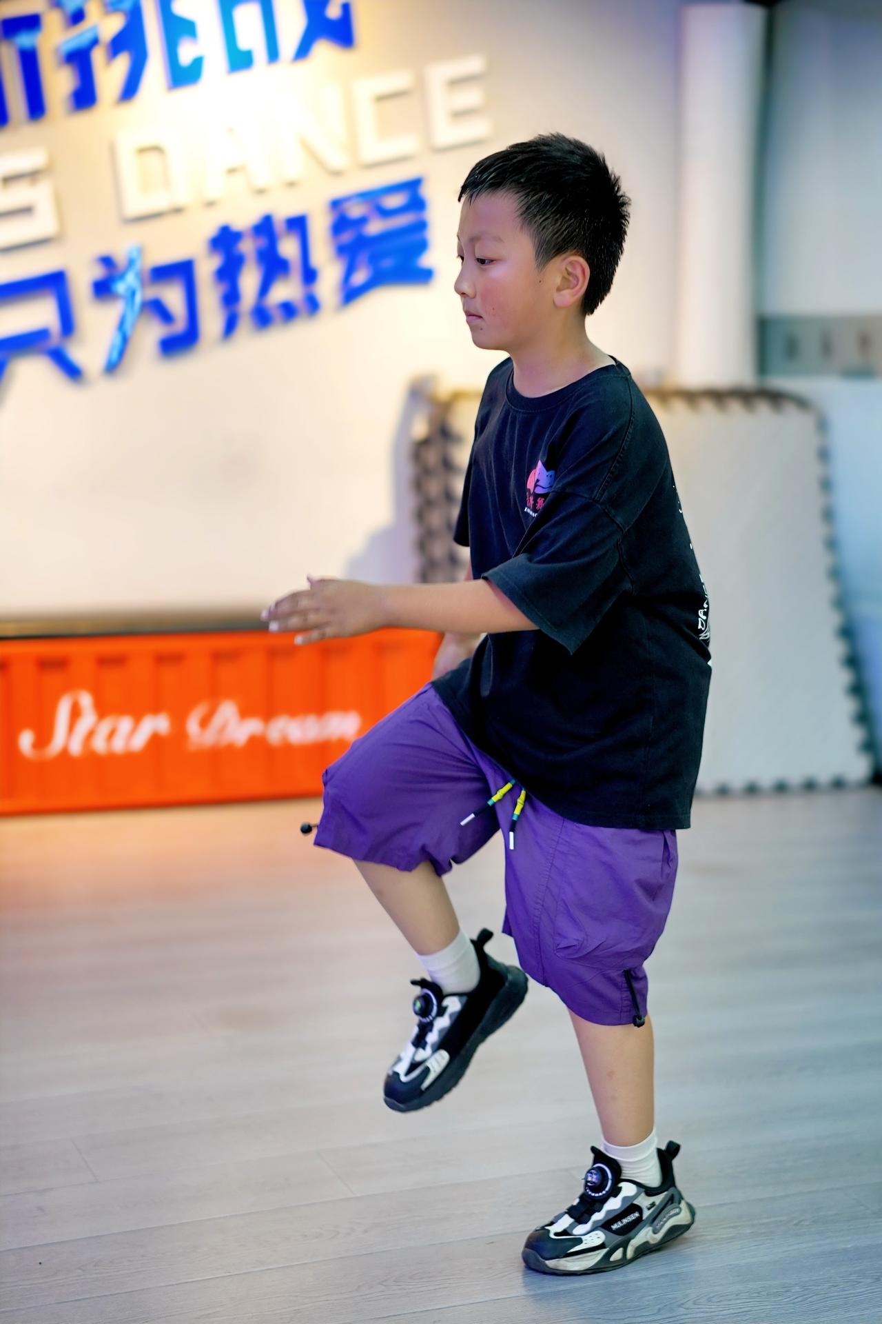 街舞少年 帅气出场 少儿街舞 记录成长过程