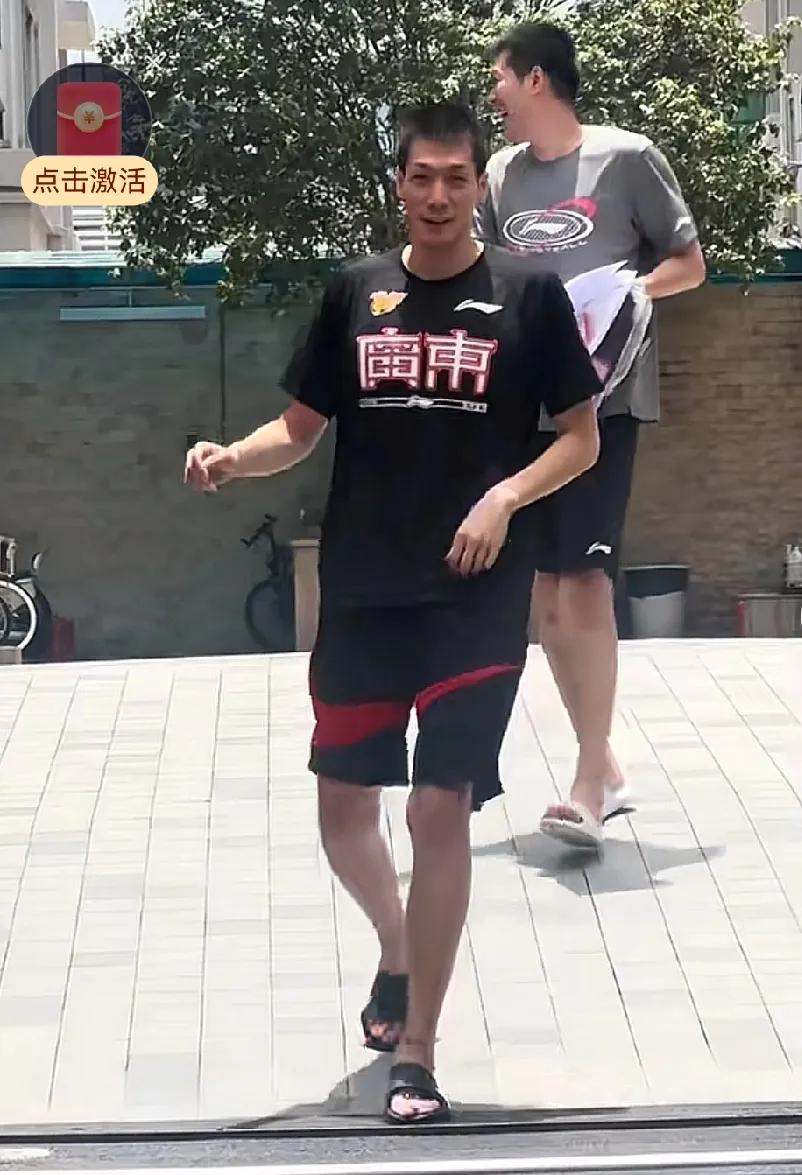 任骏飞和任骏威同时出现在广东宏远宿舍，球迷没必要跟赵嘉仁兄弟乱比较

单纯就这照