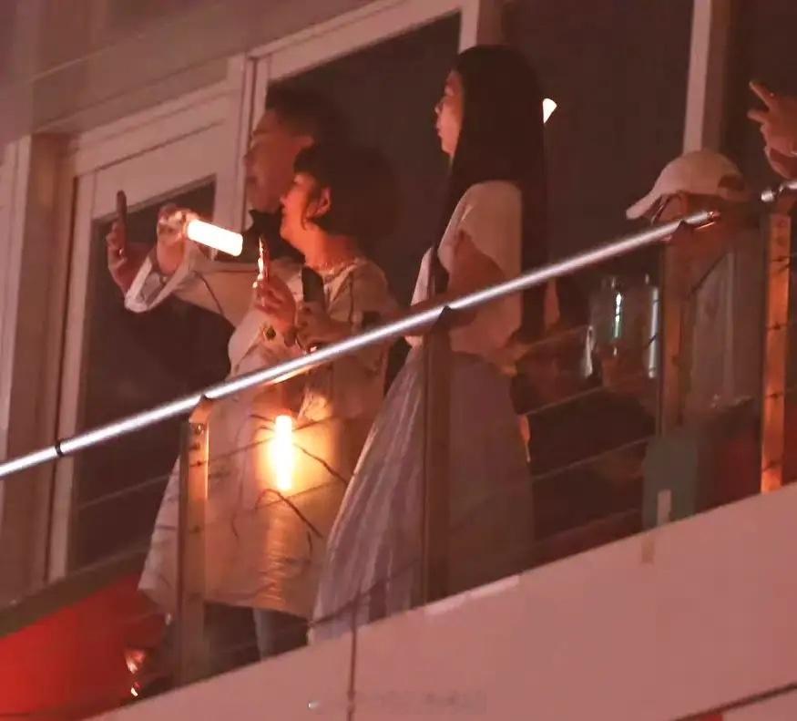 任家萱妹妹晒出全家看动力火车演唱会，她这小外甥好可爱！这孩子快三岁了，圆嘟嘟的，