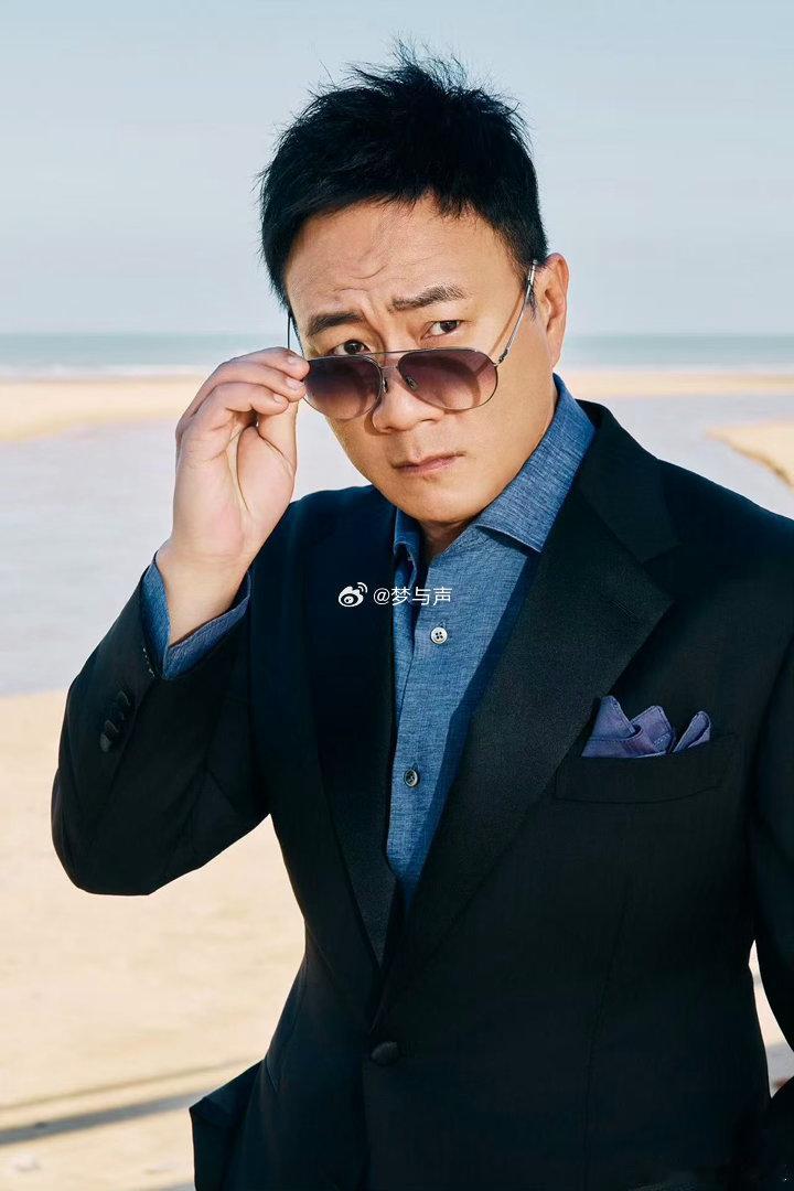胡军问经纪人瞿颖种几棵草胡军问种草种几棵大哥小助理 一个认真问种几棵，一个在旁边