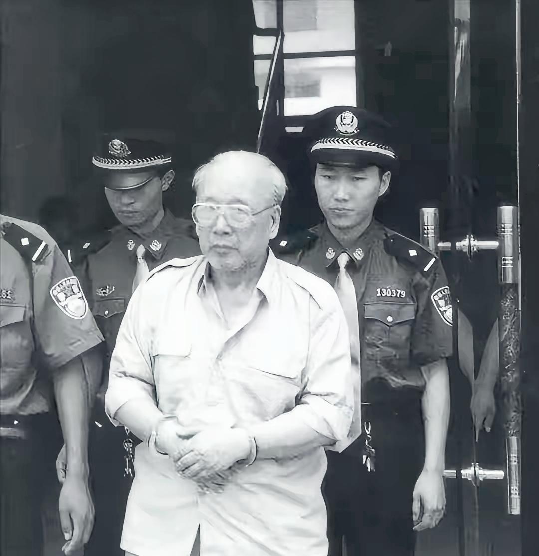 1999年，检察人员一脚踹开大门，一个古稀老头正在寡妇床上休息，只见他淡定提起裤