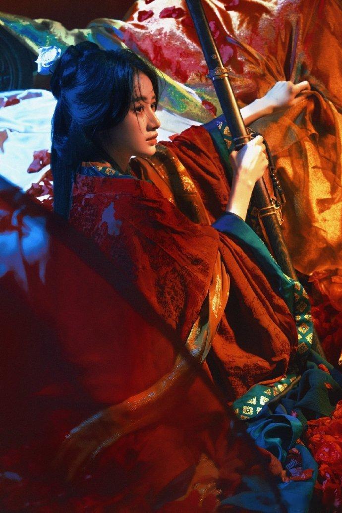#郭晓婷千红一哭万艳同悲#郭晓婷的红衣哀愁，展现了 “千红一哭万艳同悲” 的独特