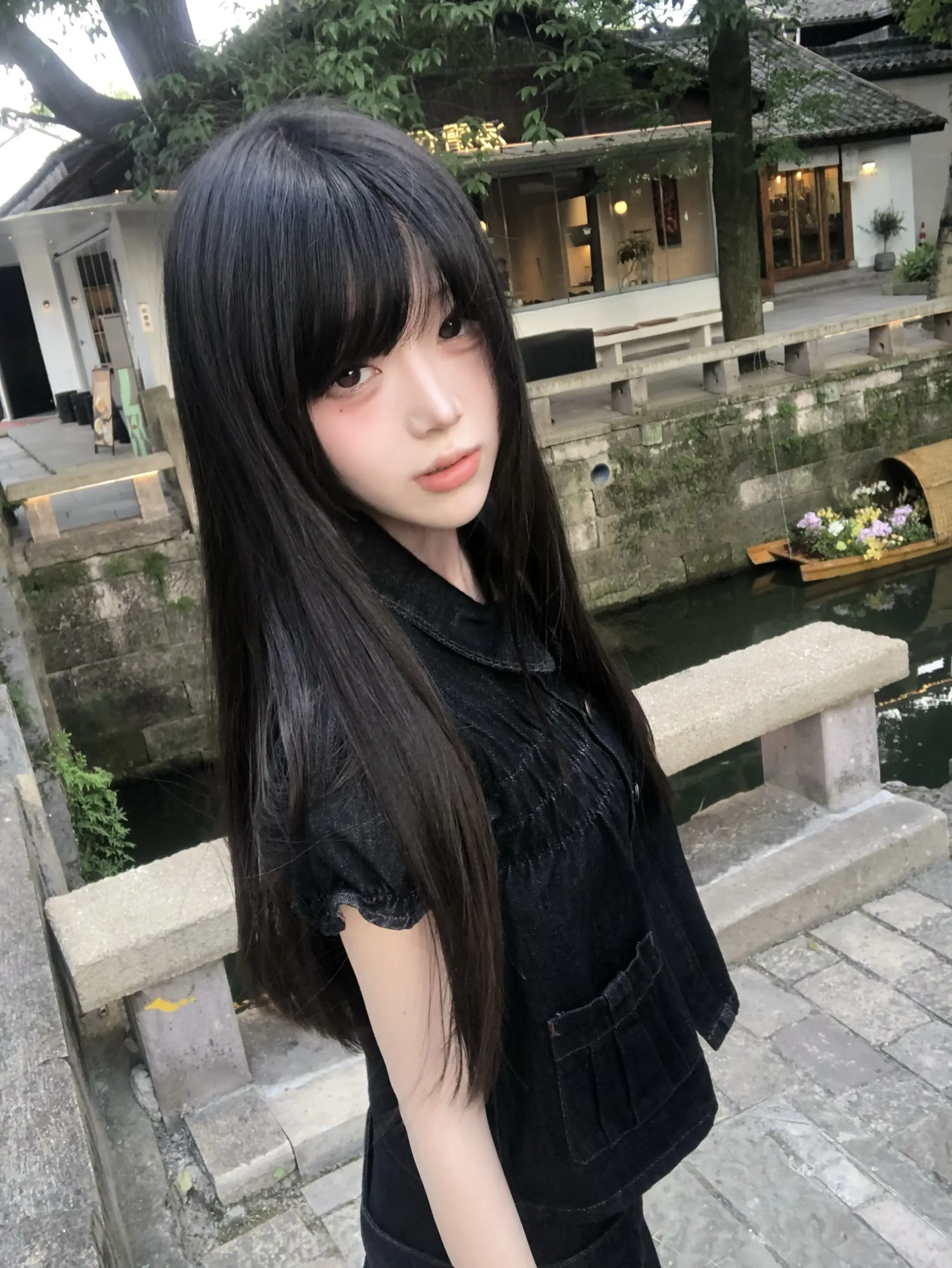 不如我们来交换秘密 你交出一颗荒原般忧郁的心 我交出你