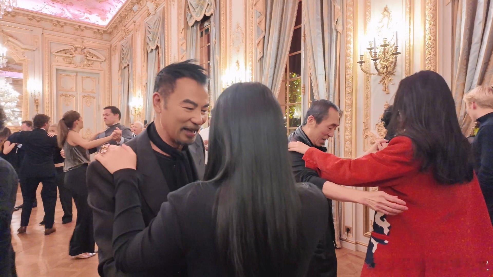 张艺谋女儿、任达华女儿参加巴黎名媛舞会，任达华女儿真洋气，跟妈妈一样气质好好呀！