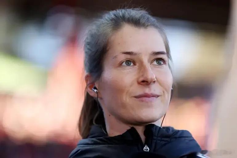 德甲柏林联合任命玛丽 - 路易丝・埃塔出任主帅后，俱乐部公开回击了针对她的性别歧