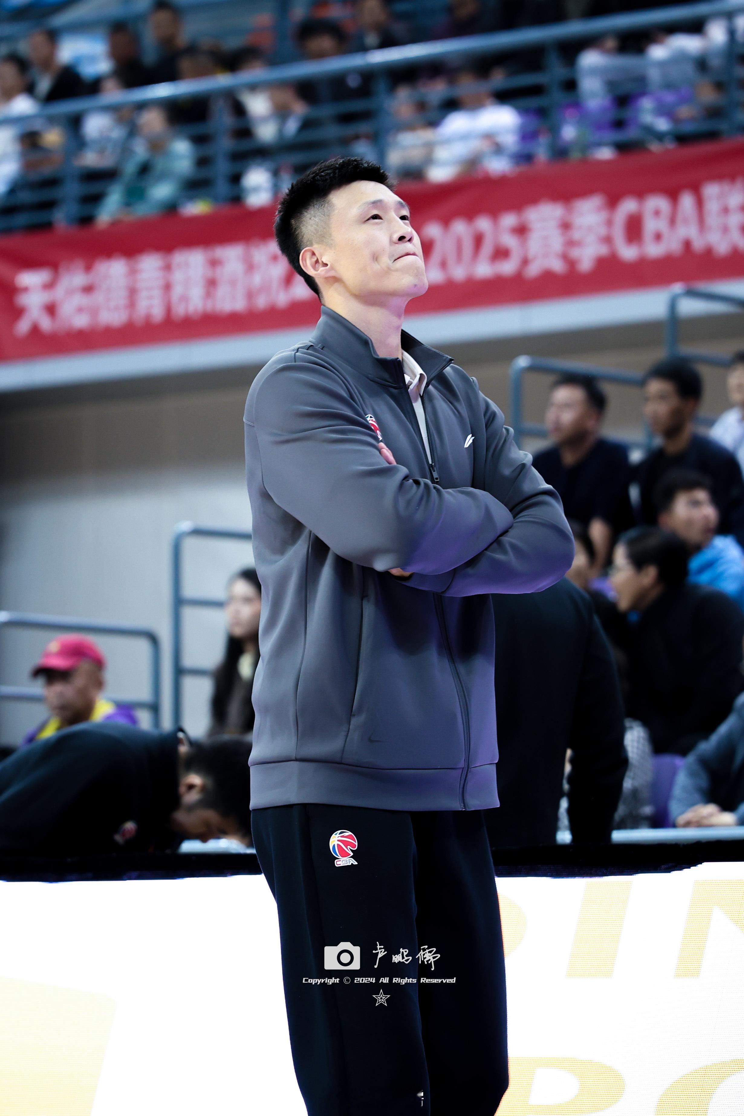 球场上的一家三口👨‍👩‍👦能在球场上团聚也是一种幸福[心]#有篮无界心潮无