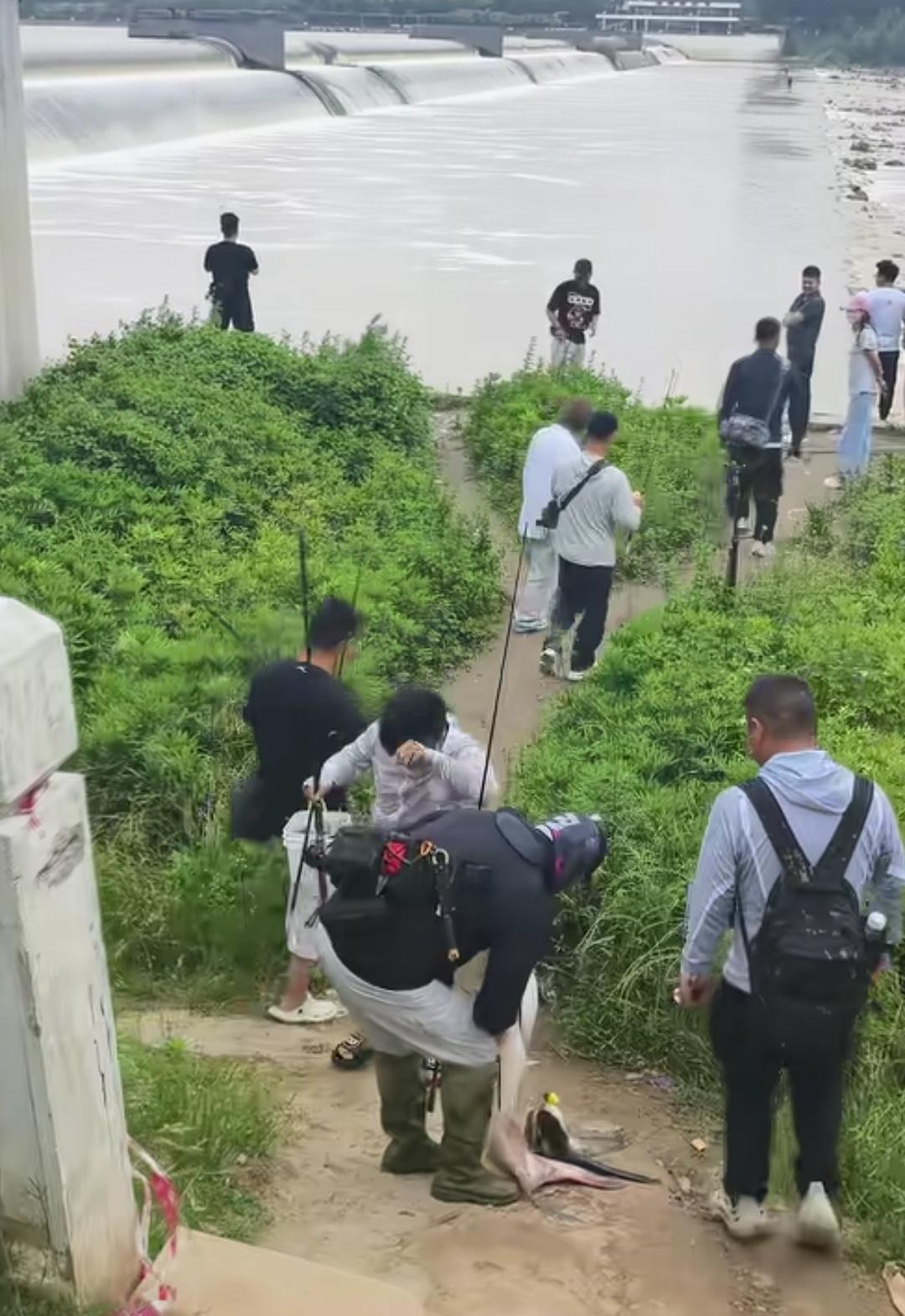 一场雨过后，西安这位哥们收获满满！
昨天，西安普降小到中雨。刚看到一位哥们发视频