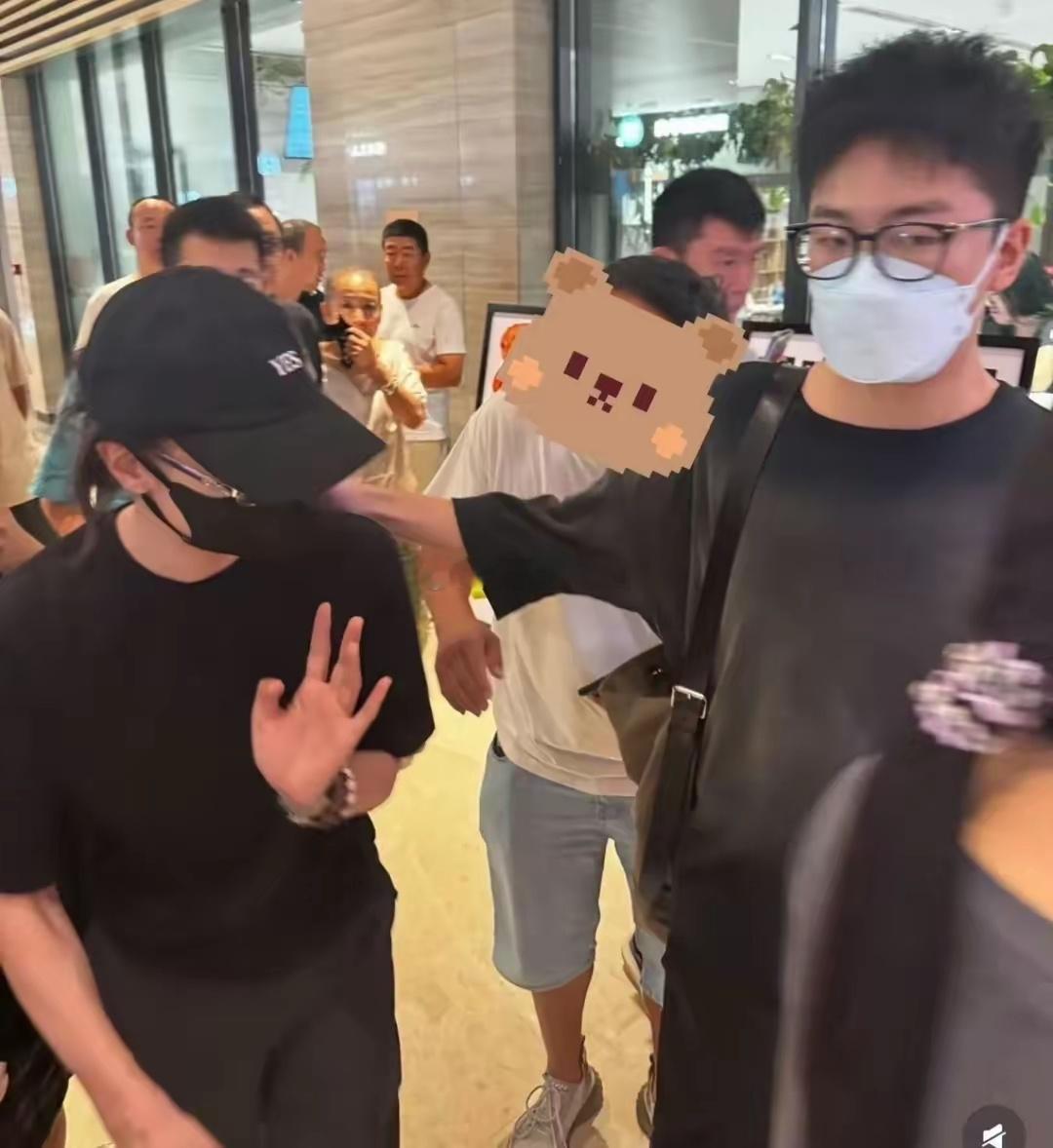 宋佳在北京某电影院参加电影《东极岛》的首映礼，刚跟着工作人员入场，一名皮肤黝黑，
