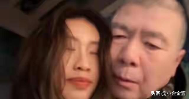 冯小刚，太没有分寸感了。

养女徐朵，已经21岁，长成了大美女，冯小刚还和她贴脸