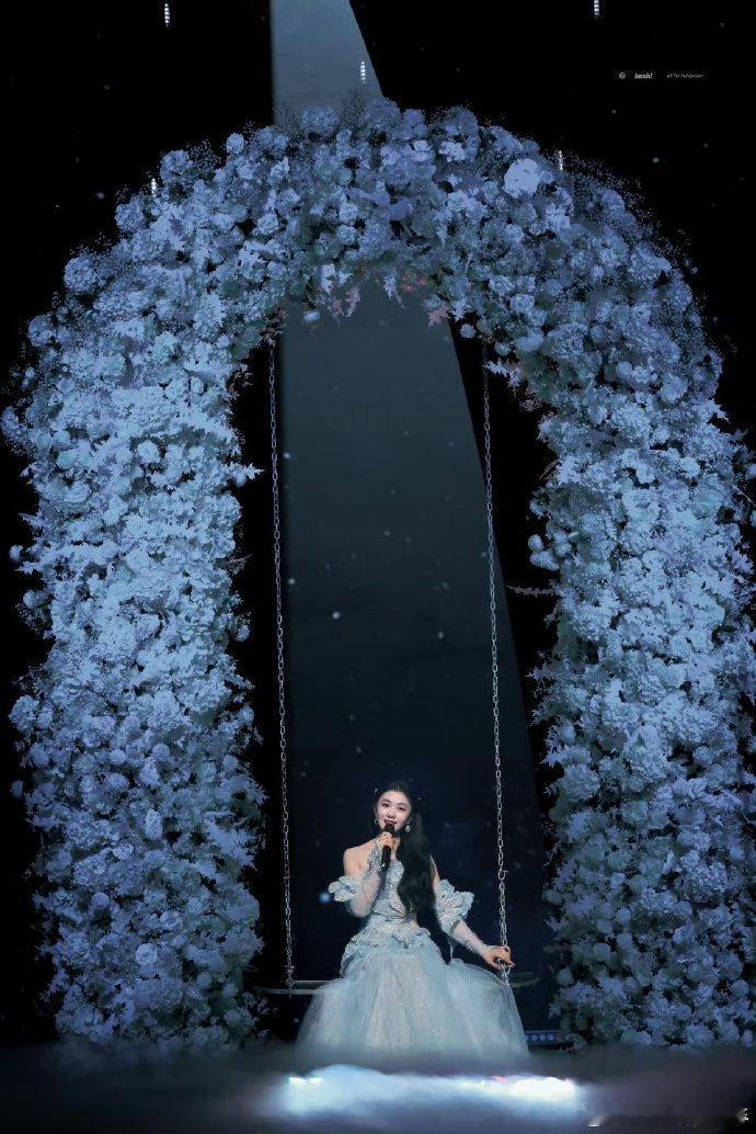 刘浩存在雾凇间唱歌 刘浩存献唱《天下雪长白》，冰蓝羽毛长裙搭配雾凇仙境，XR技术