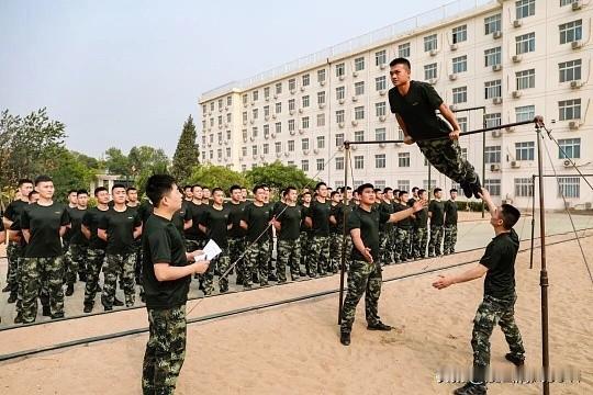 上大学和上军校有什么区别上军校本质是“入伍+上学”，普通大学是“求学+社会化”。