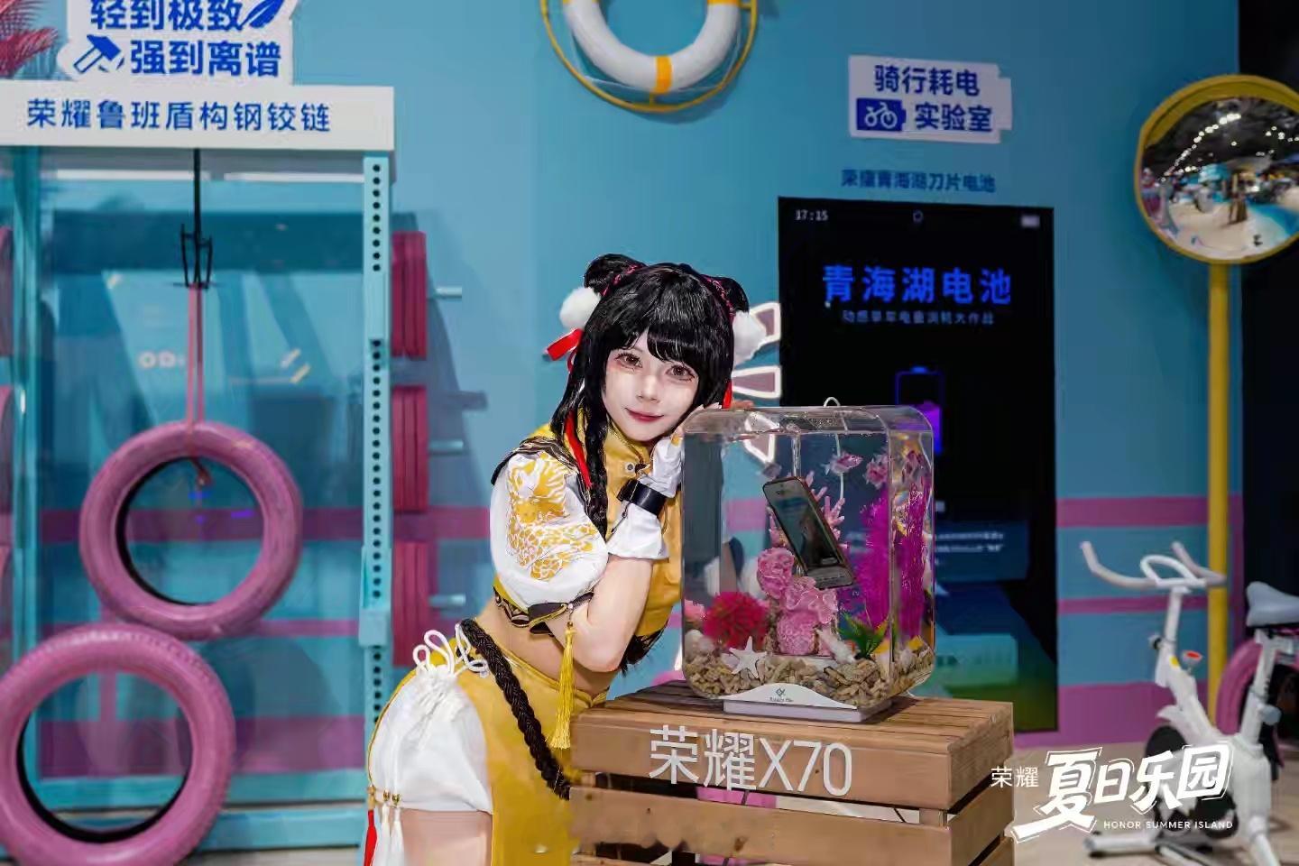 在ChinaJoy现场，荣耀展台前的队伍简直成了一道独特风景线，年轻人摩肩接踵就