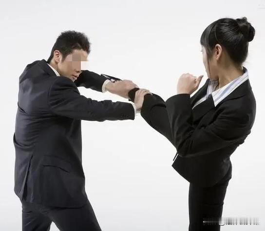 河南洛阳，男子酒后一脚踹向邻居，但被邻居用手挡住，男子一个没站稳，直接摔倒在地上