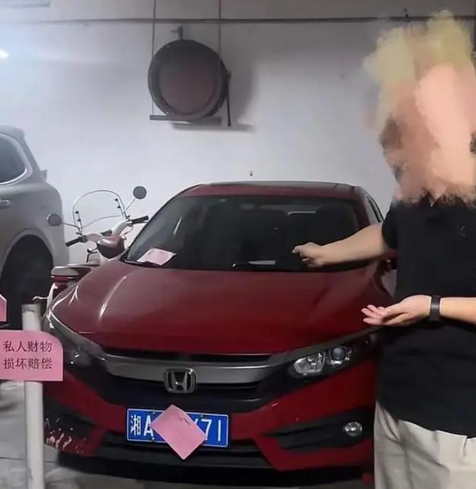 霸车位女子终于公开道歉，道歉信中多次提到“单位”“组织”“公职人员”，这是给正在