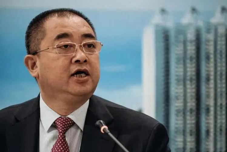 早已远走美国加州、住着豪宅享受奢华生活的恒大前CEO夏海钧，竟突然向香港法院提出