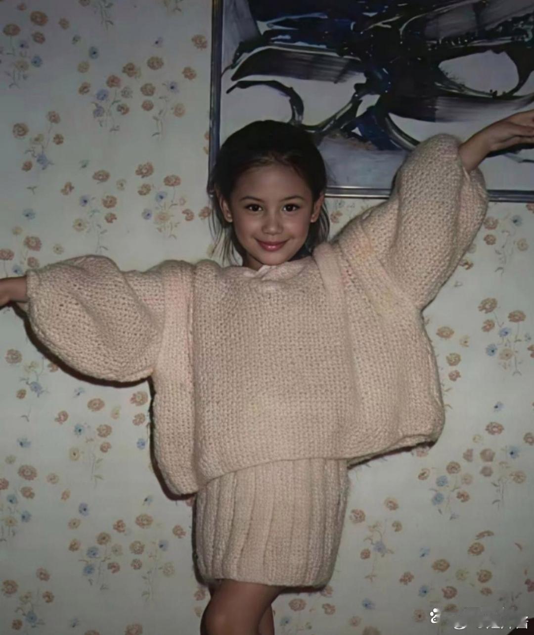 应采儿小时候就这么漂亮。 