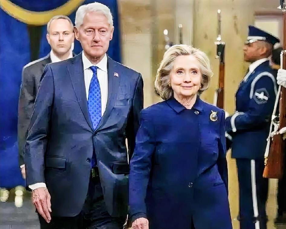 终于低头了，
前总统克林顿和希拉里，同意为爱泼斯坦案作证。

这是美国历史上最罕