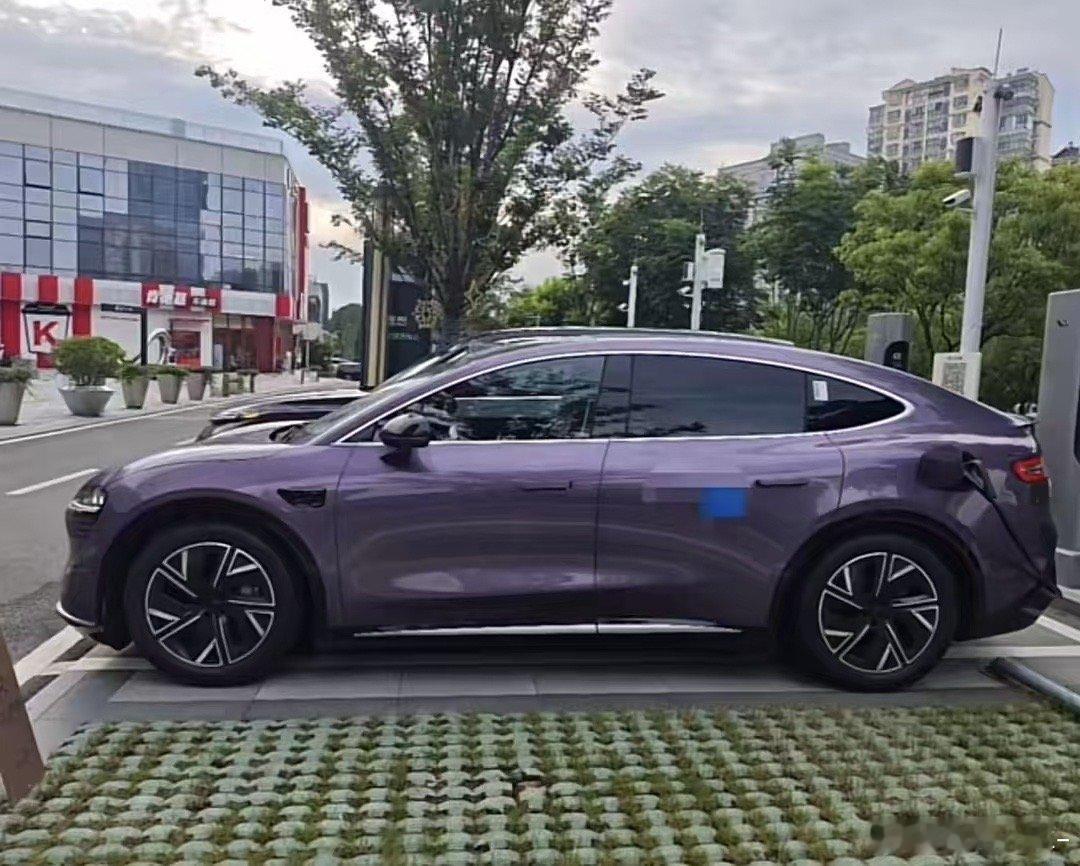 #汽车[超话]# 华为智界R7实拍车，外观圆润流畅，尺寸要比Model Y大，怎