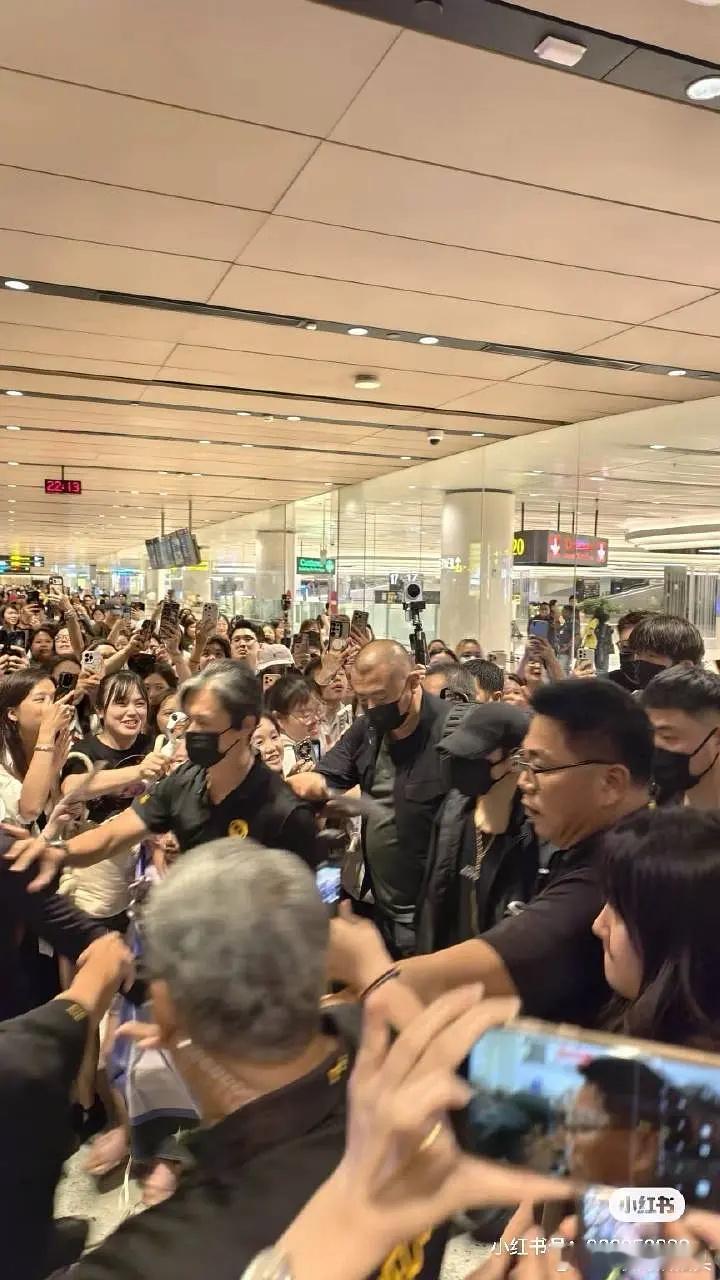 到底是谁在说罗云熙湖了的这人气妥妥的一线流量🥜水平 