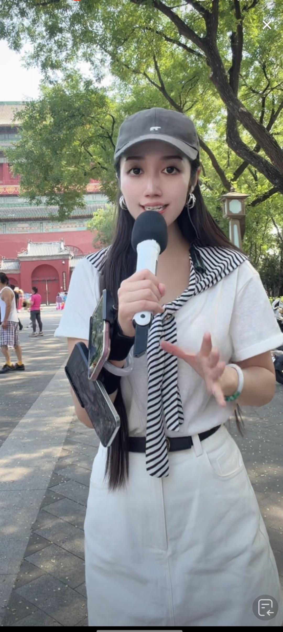 这位小姐姐在户外直播呢。