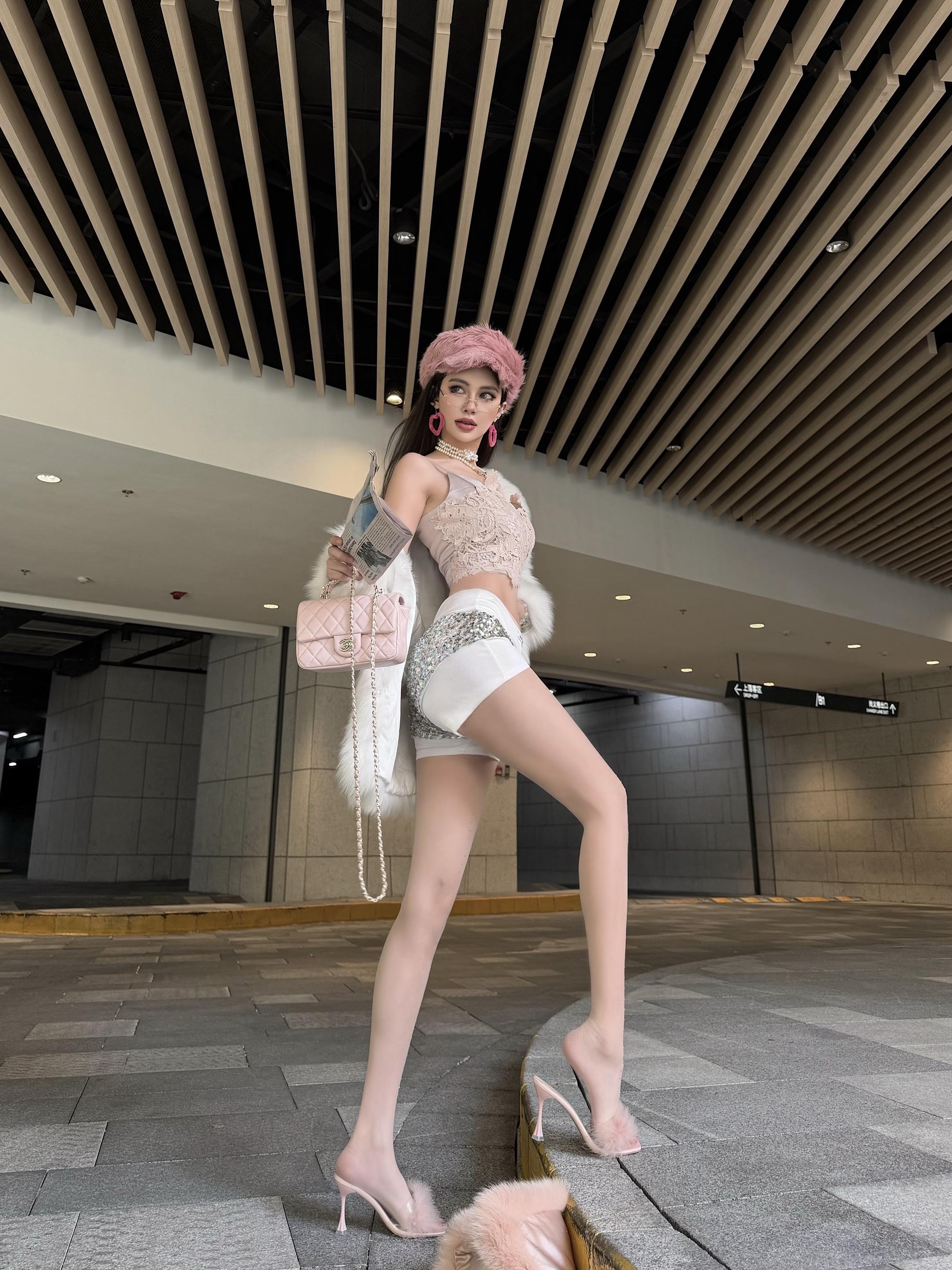 女明星站姿巨显腿长。