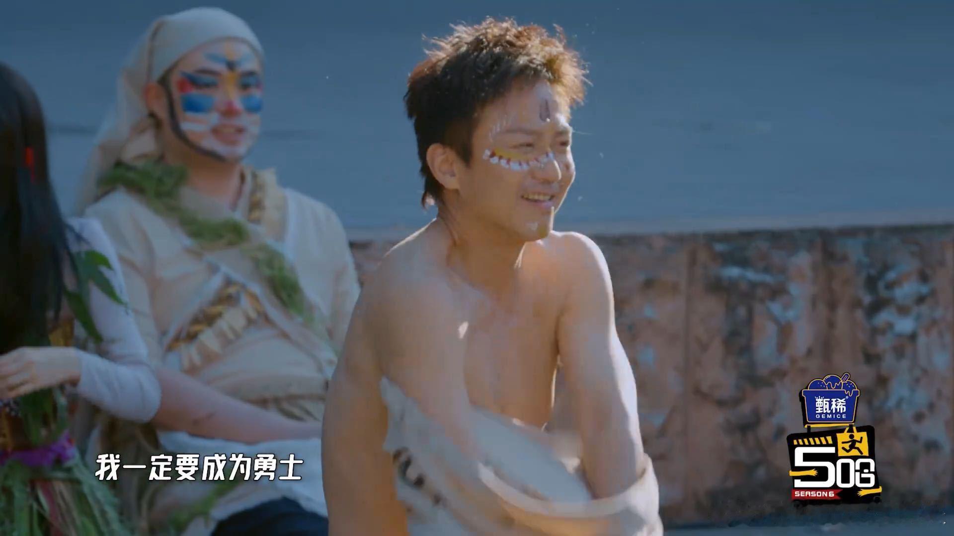 邓超有腹肌哈哈哈哈哈 谁能想到邓超这个年纪还能有腹肌，私下坚持吃减脂餐、规律健身