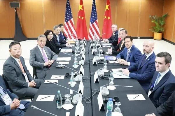 两个被制裁的人，在马尼拉关起门谈了90分钟。
7月22日，马尼拉，东盟外长会议场