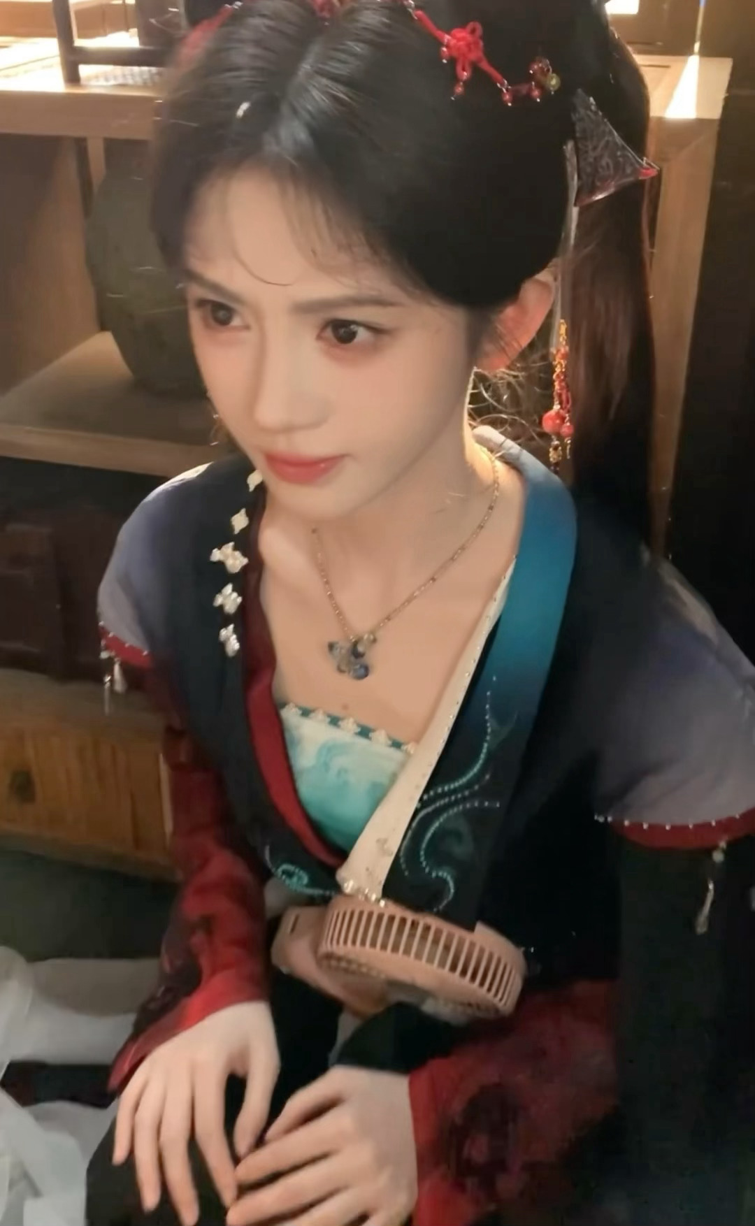 鞠婧祎《来战》阿黛剧组花絮，萌薯啦！！[偷乐][偷乐] ​​​