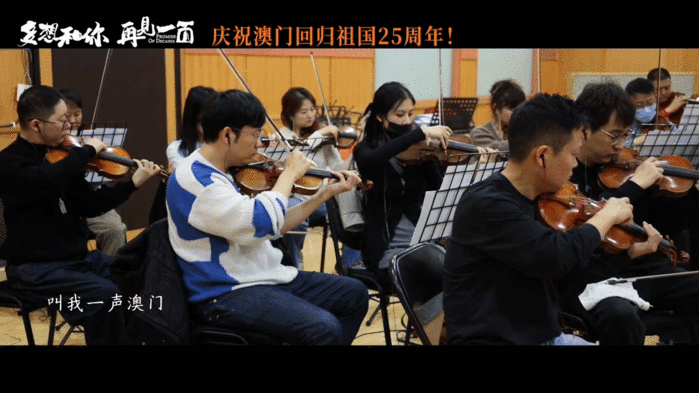 用七子之歌的旋律打开澳门   希林娜依高七子之歌传唱人  二十五年的岁月流转，“