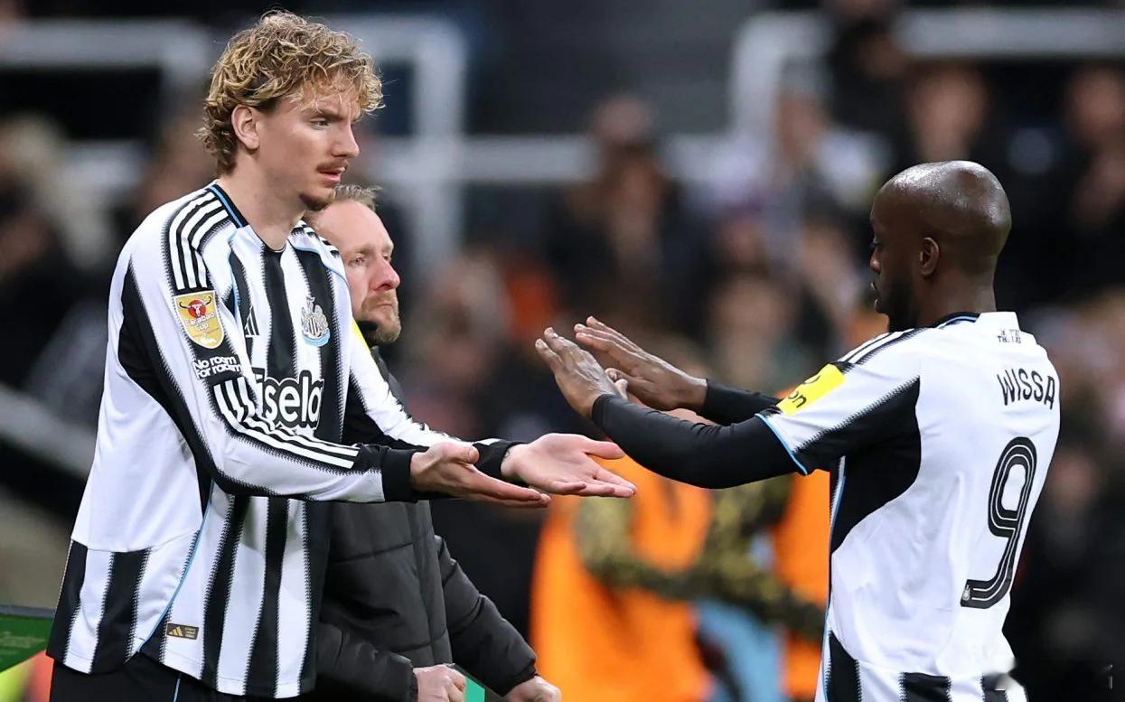 纽卡斯尔vs利兹联 埃迪-豪其实可以考虑，适当的时候变阵442，让沃尔特马德与维