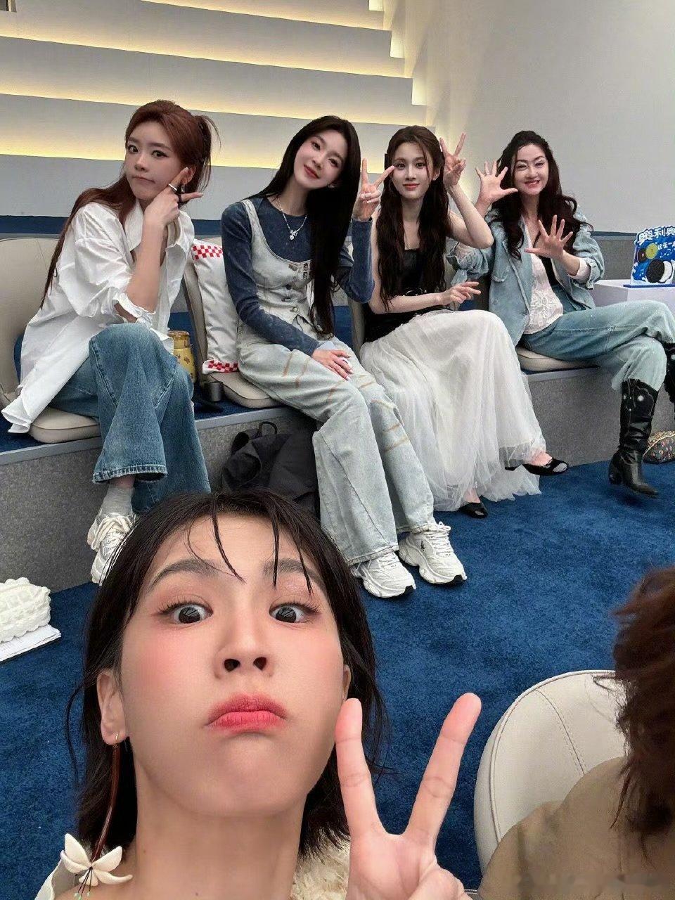 曾沛慈合照含灿量好高甜度爆棚！曾沛慈疯狂和黄灿灿合拍，奇葩拍照姿势一模一样，篇章