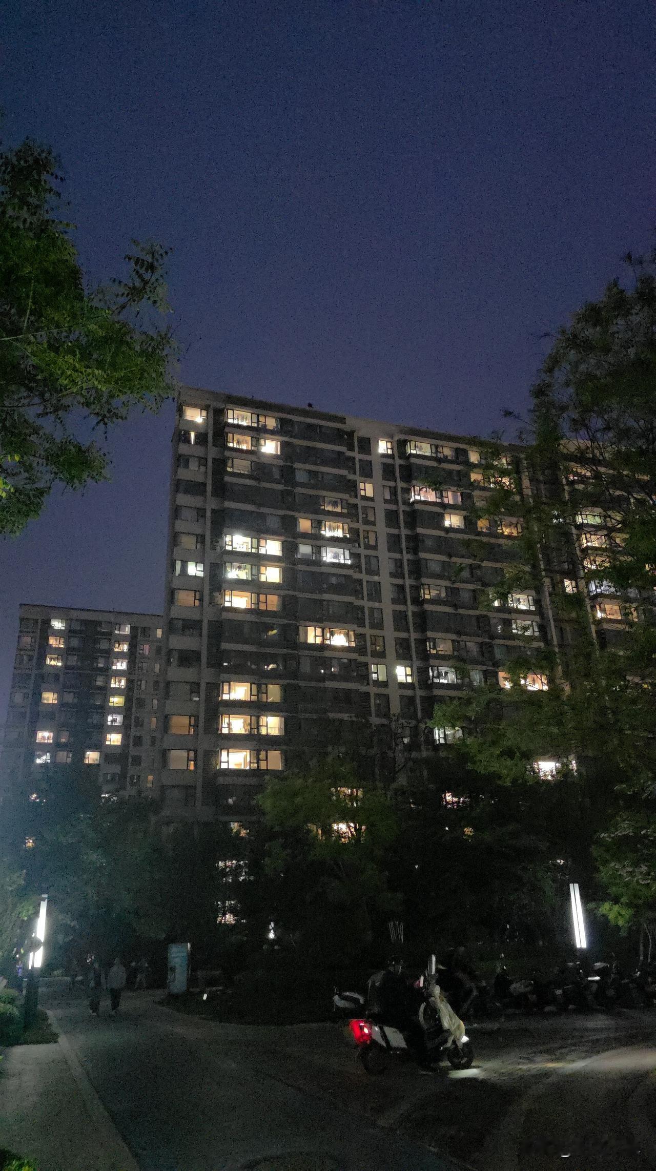 今晚下楼，听到一个对我不友好的消息……

小区外那家快餐店，就是我当做食堂的那家