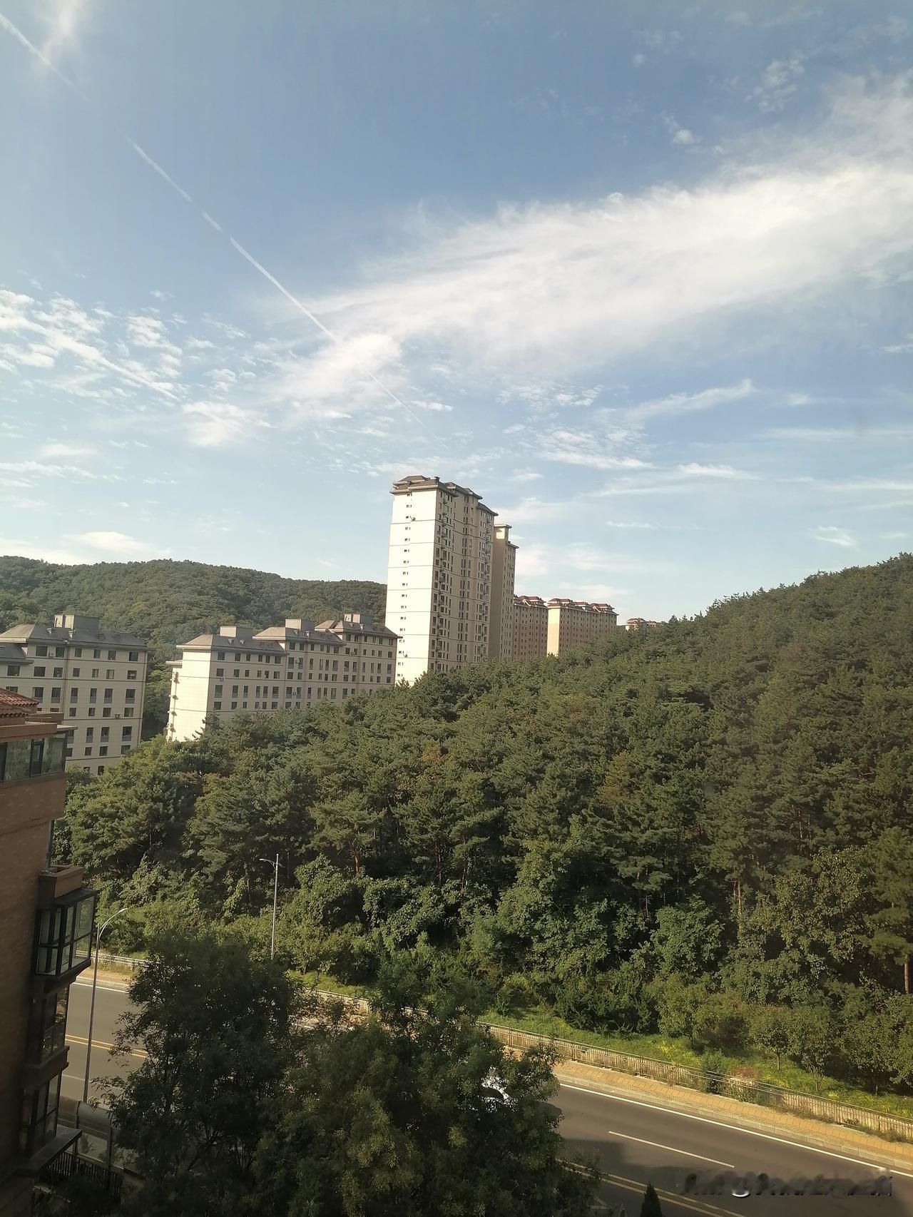 晨练随拍…今天蓝天白云，晴空万里，不凉不热，身感恰恰正好😊秋风吹在脸上温和凉爽