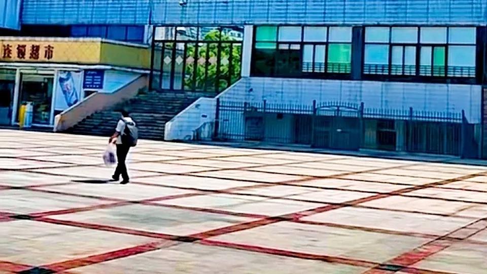 #夏日生活打卡季#衡阳火车站广场这个坪还是修得好，唯一的就是那些房子太老旧了，应