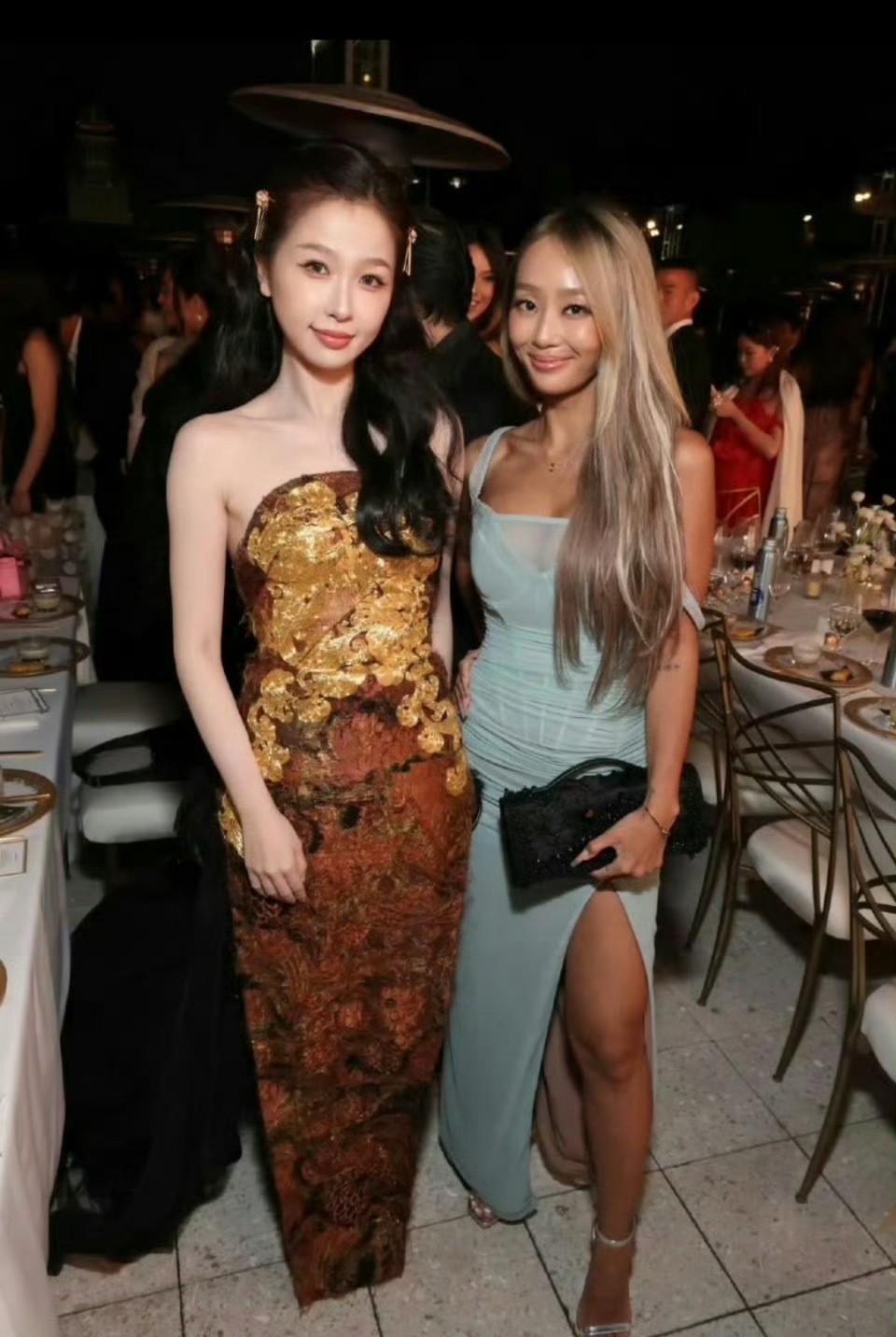 没有对比就没有伤害，虞书欣的脸怎么比人家大这么多？ 