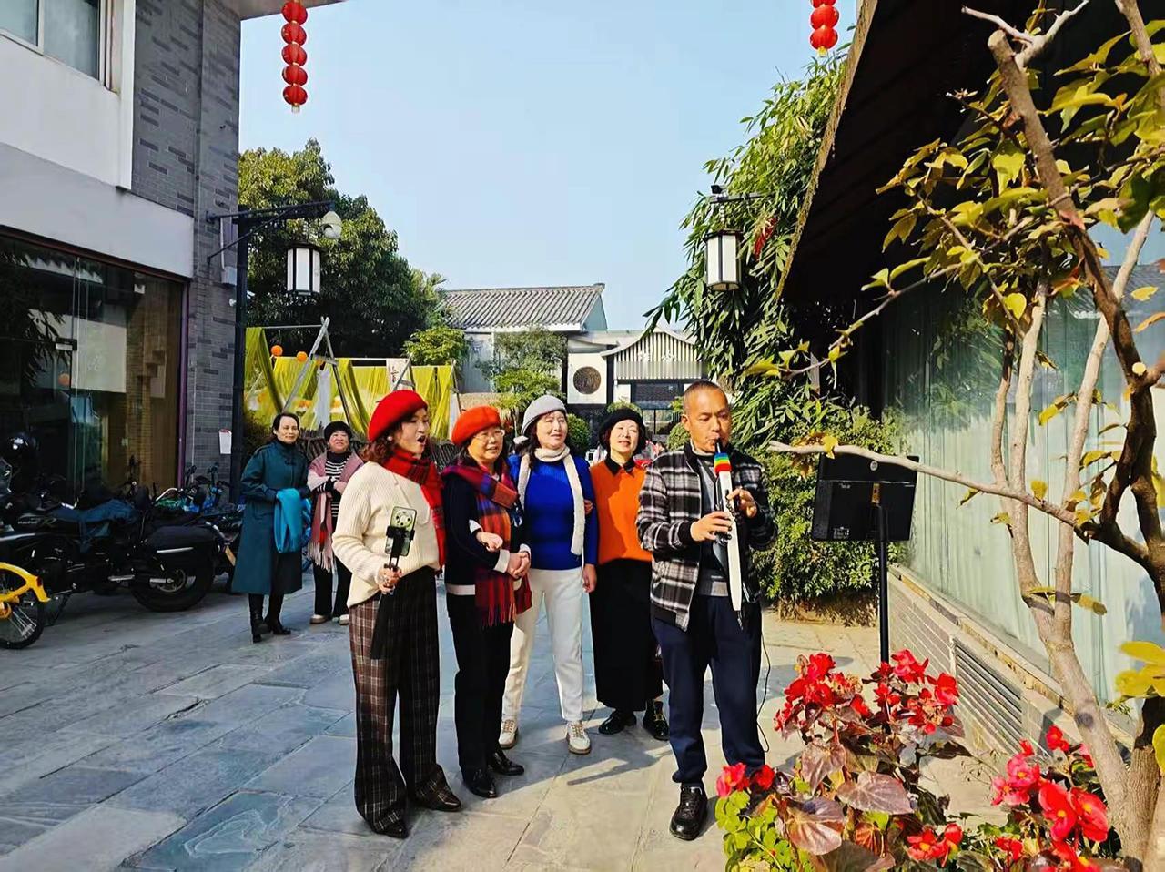 先生们应邀参加妻子的蓉城同学会，席间暖语盈盈，笑忆青春。含笑为妻当绿叶、拍照，听