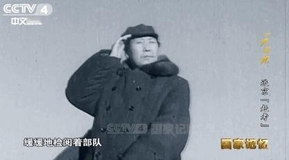 时光荏苒，
　　又是举国同庆的节日。
　　欢乐的人们载歌载舞，
　　从天安门广场