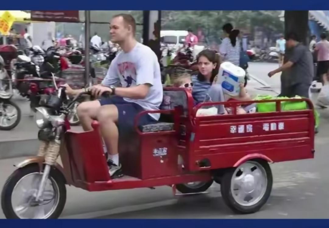 电动三轮车，在国内或许司空见惯，在中国的农村城镇地区满大街的跑。
    然而，