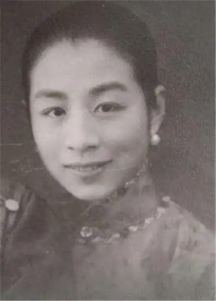 1947年的上海，李国秦发现17岁养女体态异常，丈夫拼命隐瞒；真相曝光瞬间令人毛