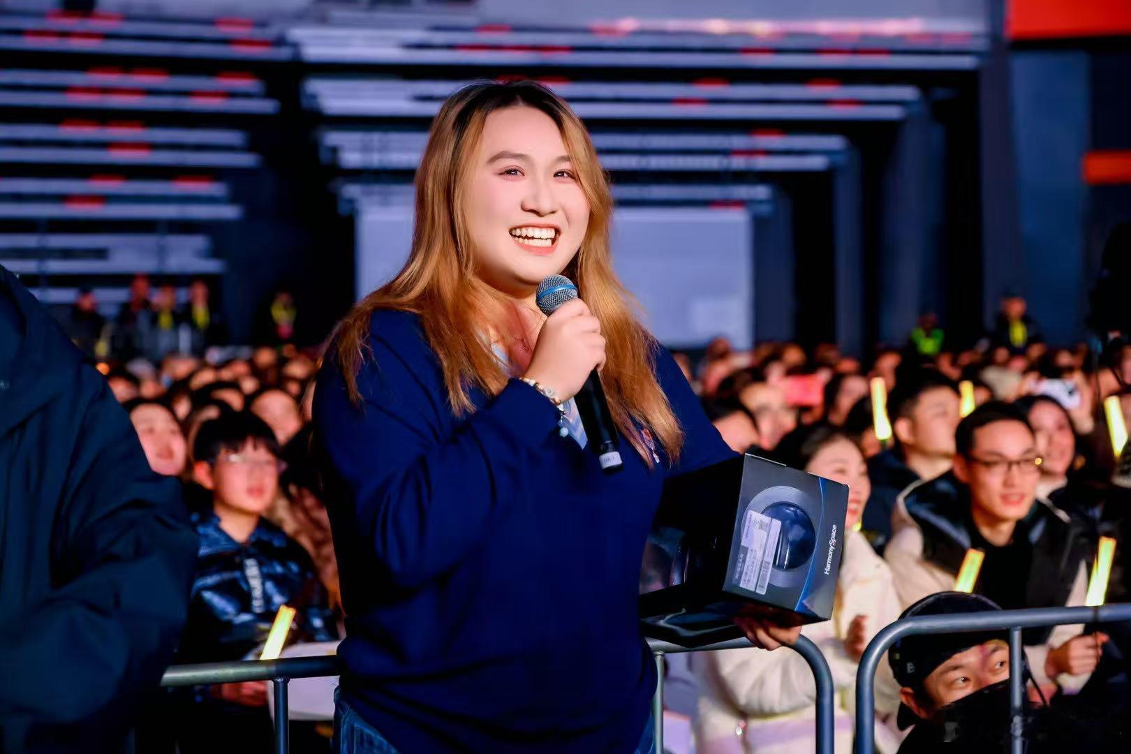 张靓颖演唱会现场送车 不是简单看场演唱会，是把偶像的祝福开回家！天籁·鸿蒙座舱的