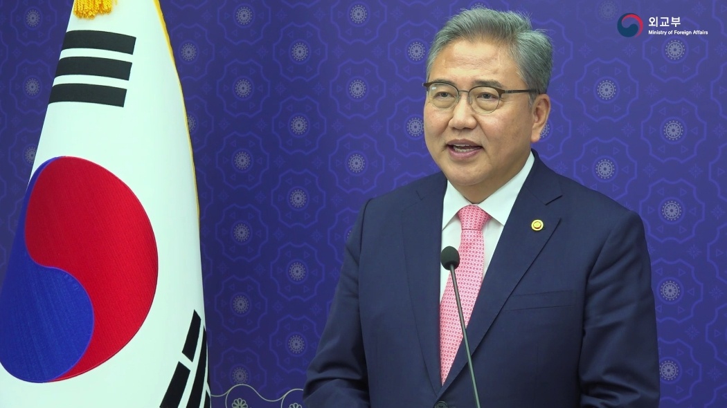 【韩国外长谈中日韩合作，引用鲁迅小说名句】7月3日，韩国外交部长朴振在2023年