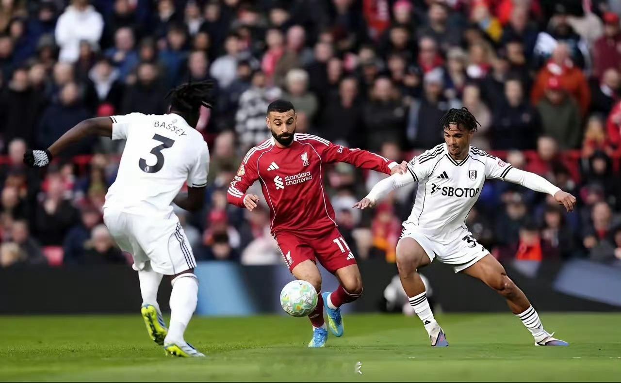 利物浦终结3连败利物浦恩古莫哈以一记精彩兜射打破僵局并策动萨拉赫的进球，帮助利物