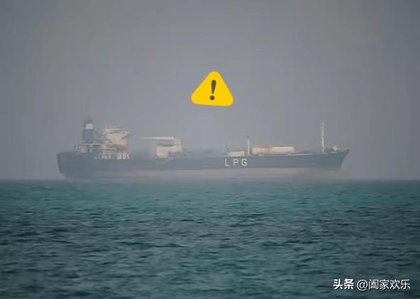 6月25日，波斯湾传出一声巨响！
十万吨巨轮被炸了个大窟窿，而号称世界第一的美国